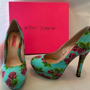 Betsey Johnson DISKKO TIN CAN RO Rounded Toe Platform Heels with Flower Print
